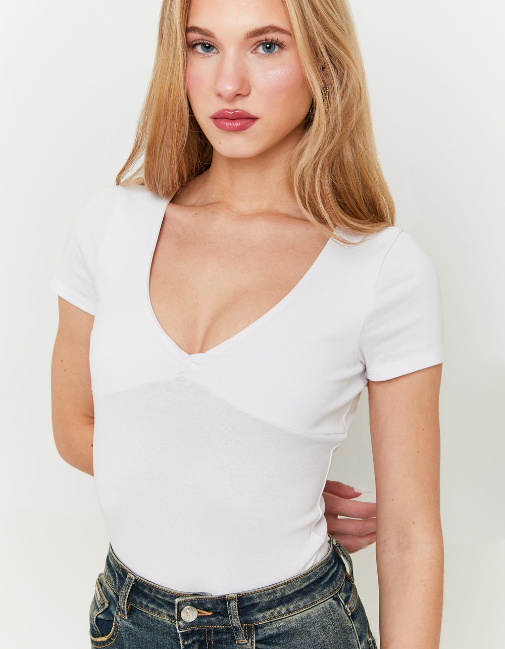 Basic Top with Twisted Front Knot | White