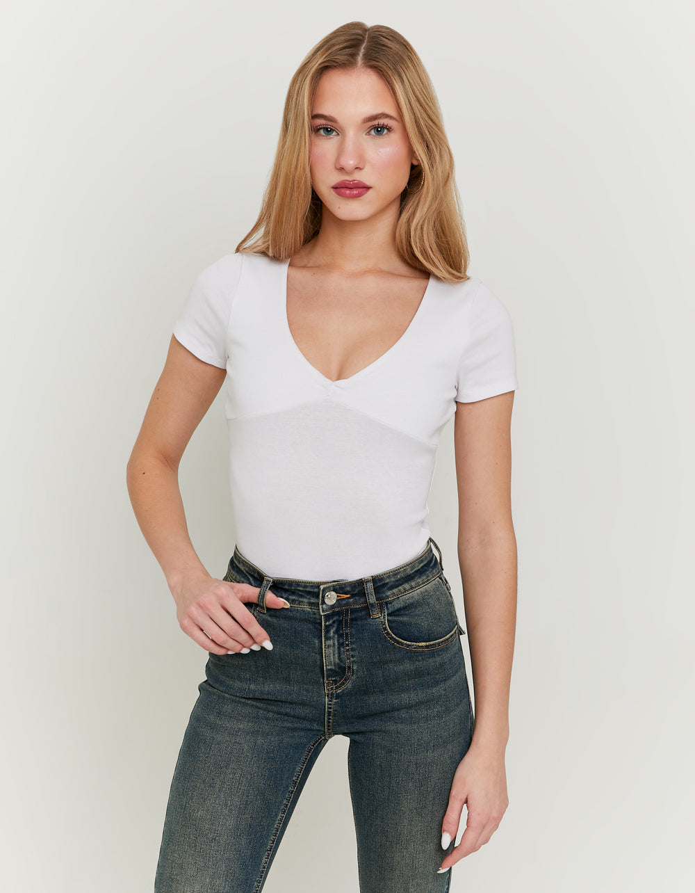 Basic Top with Twisted Front Knot | White