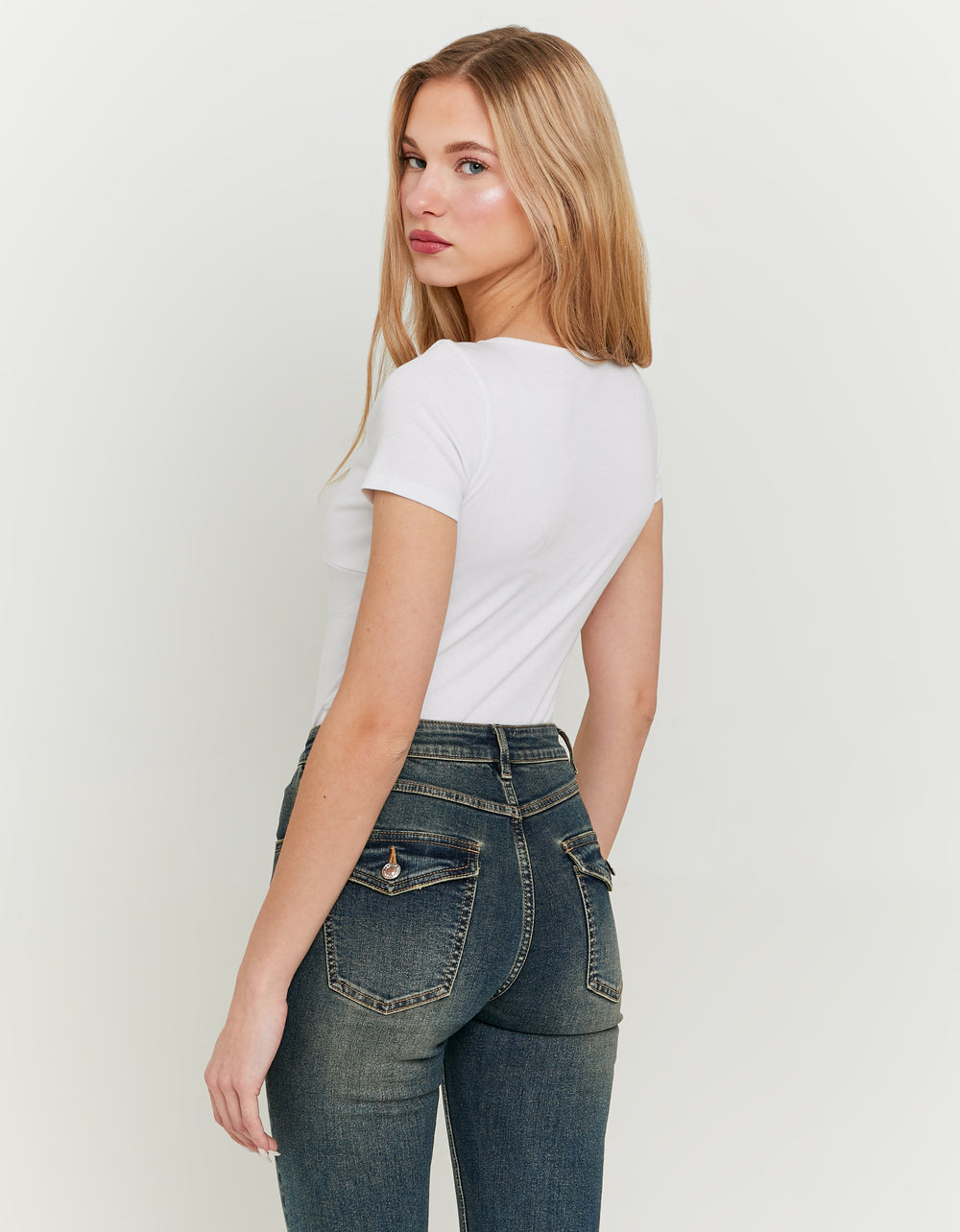 Basic Top with Twisted Front Knot | White